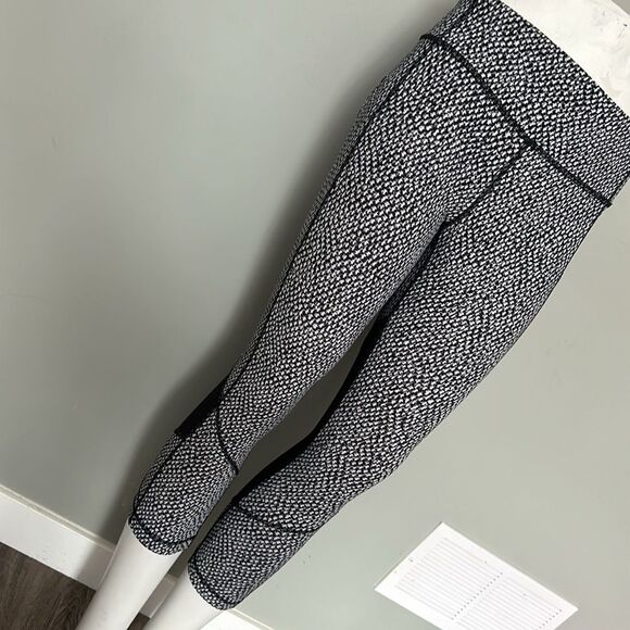 Lululemon size 6 Pace Rival Crop - Picture 2 of 2